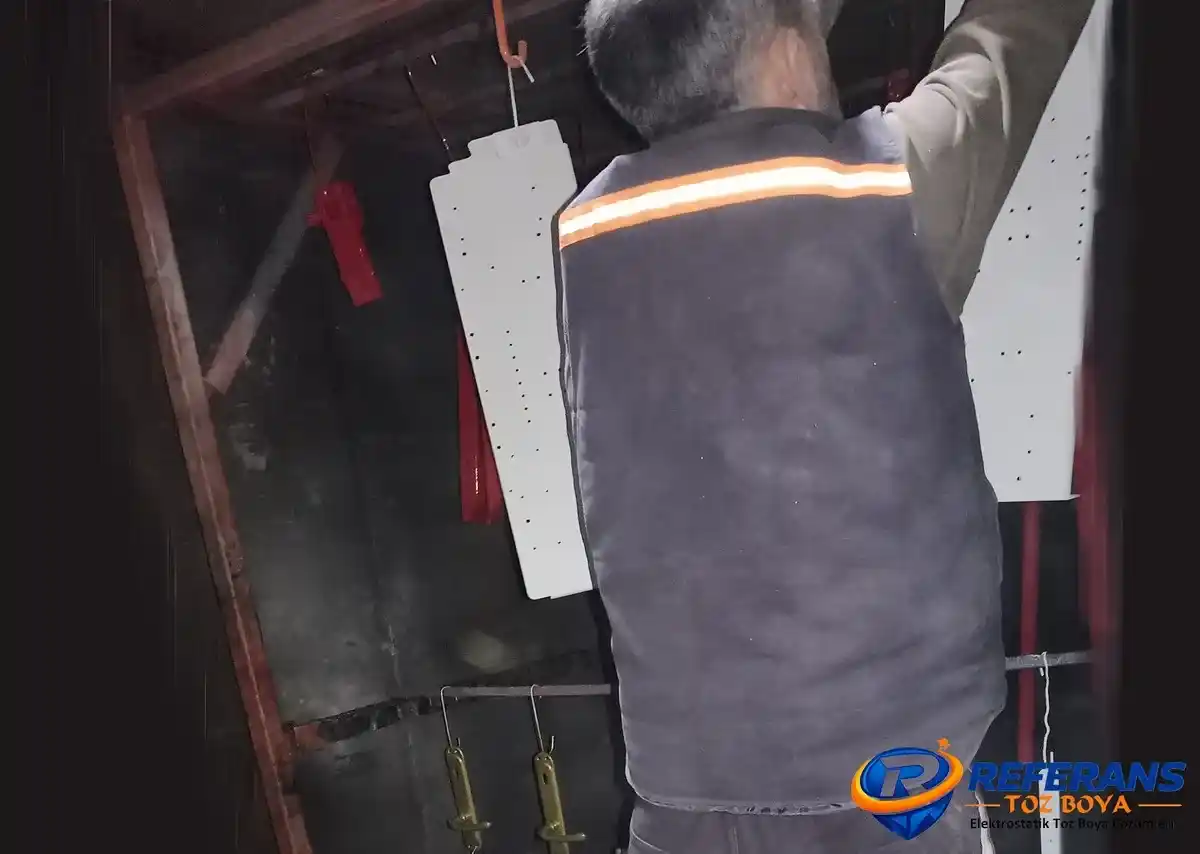 Alüminyum Profil Toz Boya Kaplama 6 QUALICOAT uyumlu fosfatlama sonrası alüminyum profiller toz boya hattına alınıyor — Kocaeli