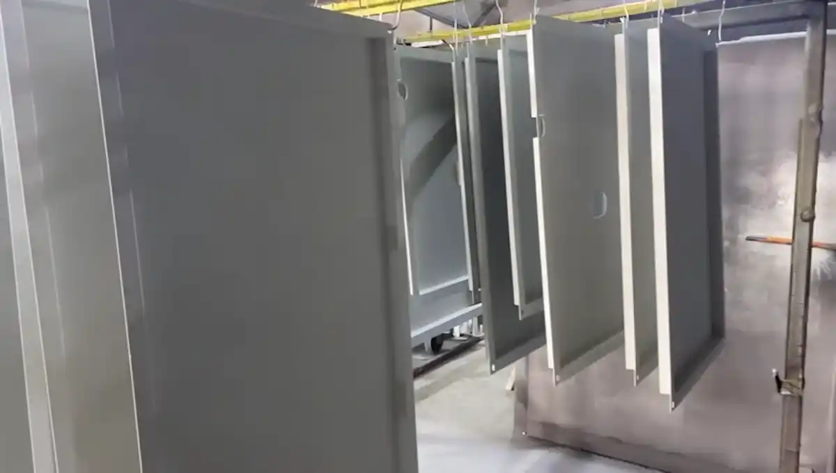 Elektrik Pano Kaplama – RAL 7035 Pütürlü 5 Artes Mühendislik elektrik panoları, RAL 7035 pütürlü kaplama ile 1 günde teslim edildi.