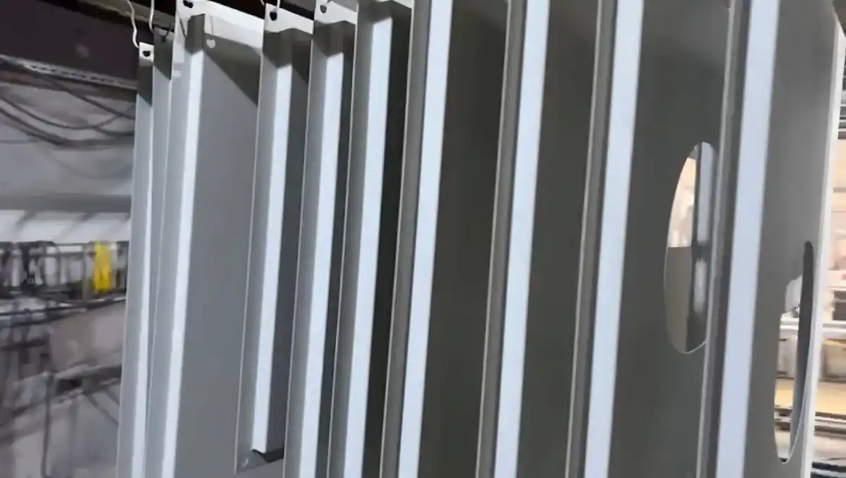 Elektrik Pano Kaplama – RAL 7035 Pütürlü 8 Artes Mühendislik elektrik panoları, RAL 7035 pütürlü kaplama ile 1 günde teslim edildi.