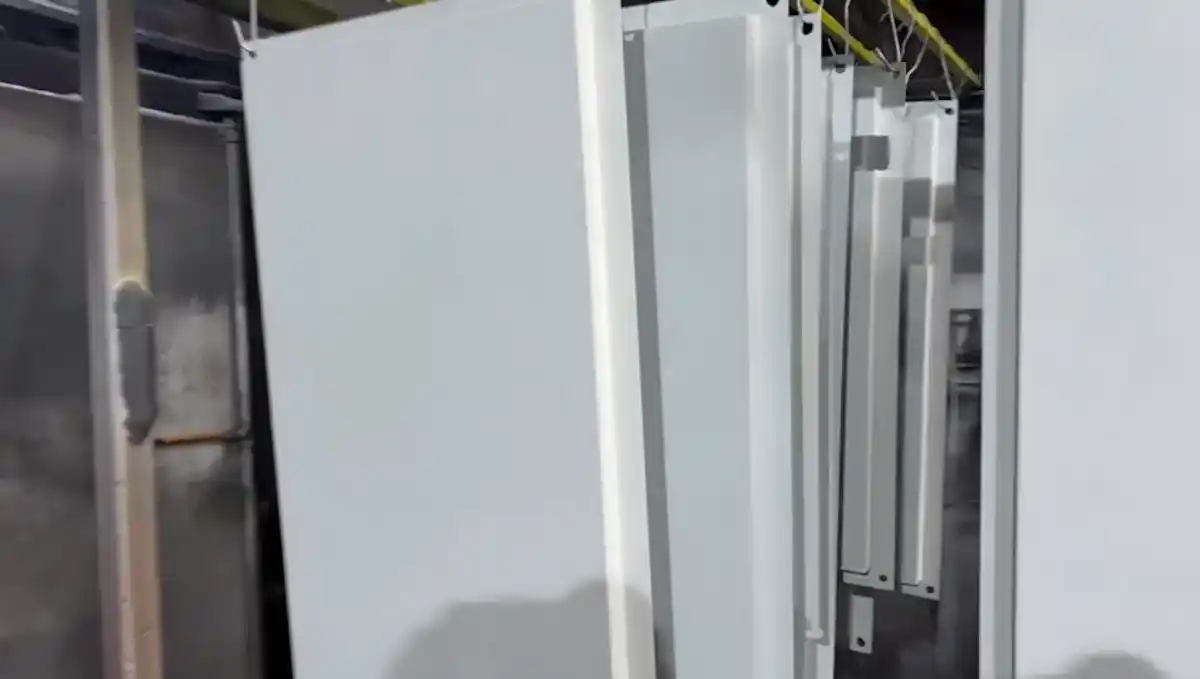 Elektrik Pano Kaplama – RAL 7035 Pütürlü 7 Artes Mühendislik elektrik panoları, RAL 7035 pütürlü kaplama ile 1 günde teslim edildi.