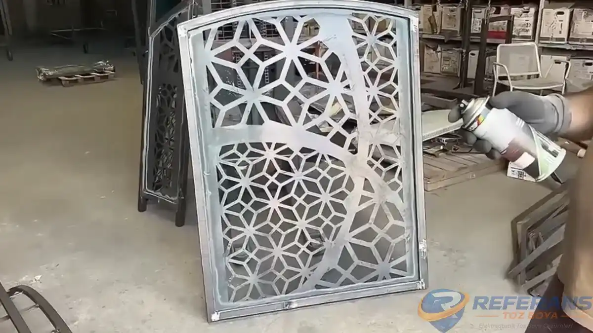 Çinko Bazlı Sprey Boya Uygulaması 9 Çelik ve ferforje kapılar, çinko bazlı sprey boya ile kusursuz hale getirildi.