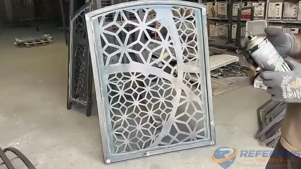Çinko Bazlı Sprey Boya Uygulaması 8 Çelik ve ferforje kapılar, çinko bazlı sprey boya ile kusursuz hale getirildi.