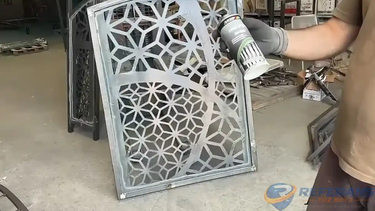 Çelik ve ferforje kapılar, çinko bazlı sprey boya ile kusursuz hale getirildi.
