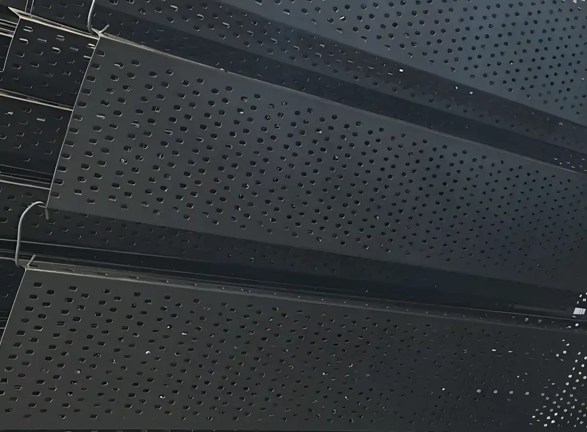 Elektrik Kablo Tavaları – RAL 9005 8 Elektrik kablo tavaları, RAL 9005 mat siyah kaplama ile 1 günde teslim edildi.