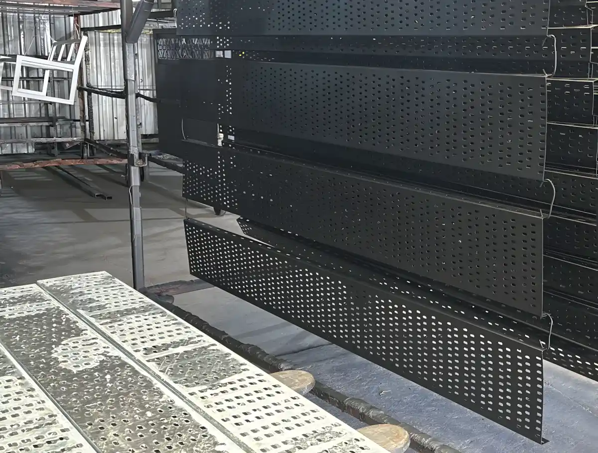 Elektrik Kablo Tavaları – RAL 9005 6 Elektrik kablo tavaları, RAL 9005 mat siyah kaplama ile 1 günde teslim edildi.