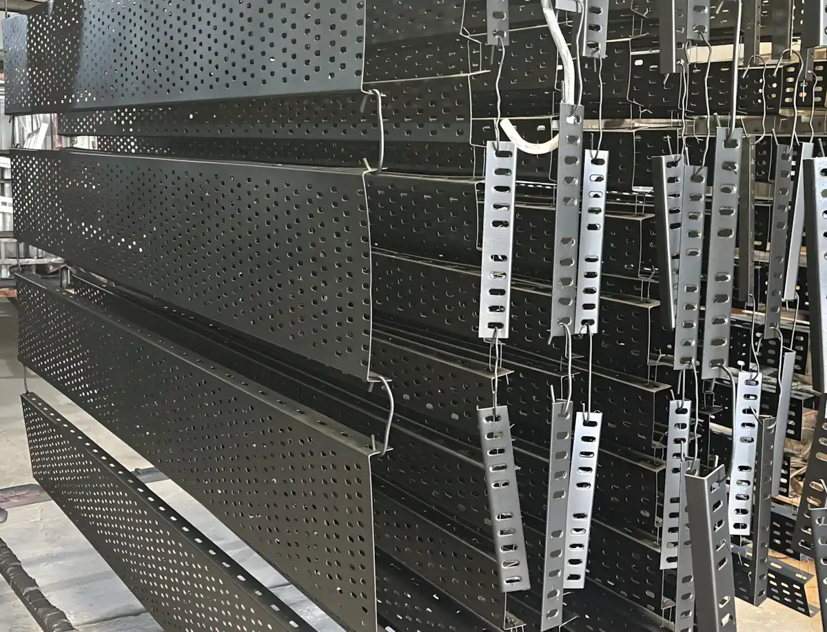 Elektrik Kablo Tavaları – RAL 9005 3 Elektrik kablo tavaları, RAL 9005 mat siyah kaplama ile 1 günde teslim edildi.